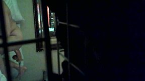 Nevlastní máma tajně používá dildo na skrytém místě pro orgasmus