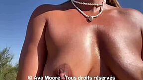 Riesiges Bukkake - Strand-Schlampe lässt 20 Fremde in Mund abspritzen