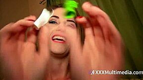 Dívka s obrovskýma středama praská balóny