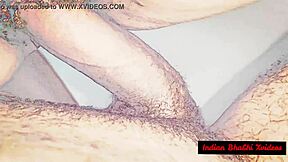 Tante chevauche fort la grosse bite noire de Devar dans une action indienne sauvage