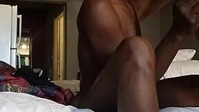 Čokoládová priateľka dáva posledný výstrek pred väzením s prstovaním brucha v spodnom prádle