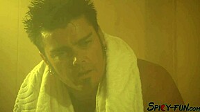 Büyük memeli sevgili buharlı saunada amını yalatıyor ŞİMDİ!