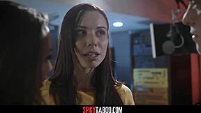 Soy el productor pervertido dominante follando a dos putas para hacerlas famosas, lamiendo sus coños y todo