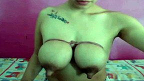 Wow, Latina menyusui squirt susu di webcam dalam show liar!