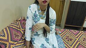 Ibu tiri muda 18+ sedia untuk kongkek tersembunyi selepas bercakap kotor dengan anak tiri.