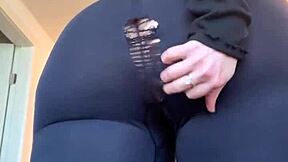 Saya suka tengok pawg regang seluar robek atas pantat besar dia