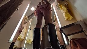 Vroča blondinka ujeta gola na skriti kameri v garderobi