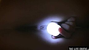 Nespečna mladinka 18+ drgne klitoris pod šibko lučjo