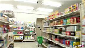 日本熟女小偷被老家伙诱惑啪啪，在JAV里！