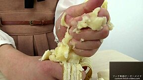 Azijska Cura Gnječi Bananu u Ruci Fetish!