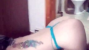 Blondinka učiteljica v Čilu požira spermo v javni pesji pozi?