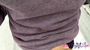 Rasgando calcinhas em público - immeganlive mostrando bunda e peitos loiros em jeans