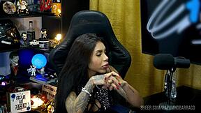 ルアンが興奮する中ビビグリフォが膝上でグラインド