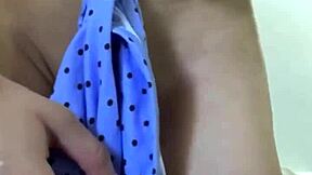 Porra! Adolescente 18+ minúscula enche boceta gorda com calcinha fofa!