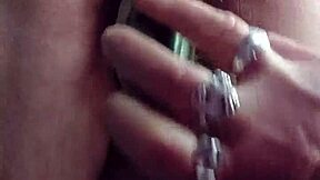 Saksalainen mummo naisee karvaisen pillun kurkulla.