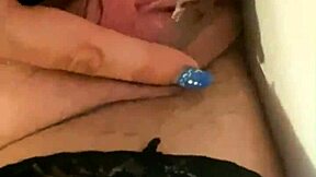 Amoureuse pulpeuse pisse en extérieur dans un fétichisme public