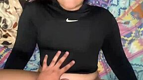 Budim svojo pastorko za telovadbo v fitnesu