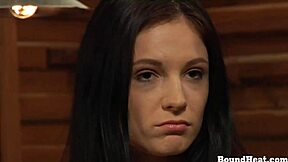 Busty store naturlige patter på lesbisk slave pisket hårdt af mistress