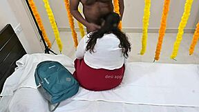 Première nuit sexe intense et émotionnelle de l'écolière avec son oncle