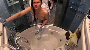 Ujel sem jo pri čiščenju kopeli, medtem ko sem jo trdo jebal