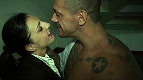 De ce a adus o blondă cu curul nebun la cină?