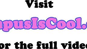 Κολλεγιάνες Κοπέλες Αλληλεπιδρούν με Άντρες σε Διασκεδαστικό Περιβάλλον.