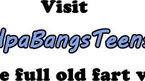 Malá mladá dostává spršku od starého muže