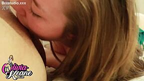 18歳ティーンがラッキー男のアナル舐め