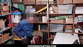 可愛い18歳の赤毛ティーン万引き犯エイプリル・リードが宝飾品を盗んだ後に刑務所を避けるためにセキュリティガードに犯される