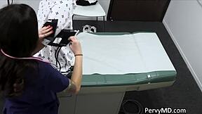 בדיקת רופא הופכת לשלישייה קשה עם טין 18+