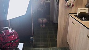 Το δερμάτινο τζάκετ της με γέμισε τόσο που σχεδόν σπάσαμε το τραπέζι