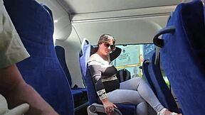 معرض يغري ميلف لمص وفرك قريب على الحافلة يؤدي إلى قذف على الوجه