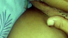 Prijateljica uživa v ogromnem kurcu in škropljenju, medtem ko fant dela.