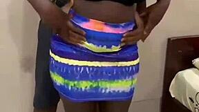 लाइट ठीक करते हुए इलेक्ट्रीशियन को टेस करती है, आगे क्या होता है?