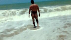 ¿Cómo filmó la esposa a macho alfa follando y corriéndose en la playa?