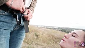 Aku kasih blowjob outdoor yang berisiko dan telan ke temen, basah banget