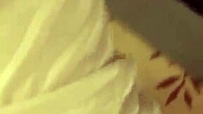 Vietnamesisk kone bøjet forover til doggy fuck