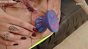 Za kulisami z Betty Buttplug i Eden Ivy używającymi zabawek do ostrego pieprzenia i spuszczenia w usta