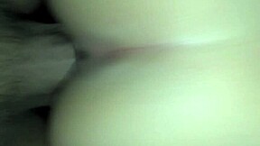 Vaimo hidastetussa koira-asennossa