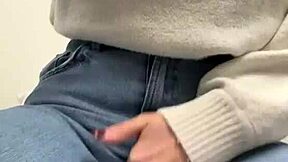 Momento veloce in ufficio dal dottore al lavoro, con paziente che ha una liberazione improvvisa all'aperto.