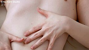 Micuța 18+ Aliska Dark bea urină și ia trei negri în găurile ei mici 18+