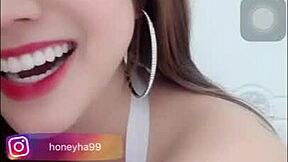 Cewek cam Bigo tampilkan tetek besar di webcam