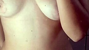 Pozri na tú krásnu babu, ako si v zrkadle mačká riť a kozy!