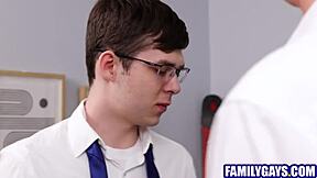 مرحبا زوج أمي يعلموني الحبال باستخدام حلقة القضيب في جلسة محرمة كبير شاب 18+