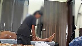 Скрытая камера ловит показывает член во время массажа