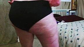 Dawnskye1962 trese svoj velik rit v retro hlačkah in tangi med parado hlačk