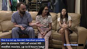 Il dottore Tampa controlla le grosse tette di Angel Santana dietro le quinte.