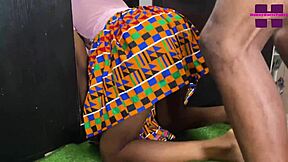 Sexe Afrique bonne ebony soubrette baisée hardcore par grosse bite pour extra pay