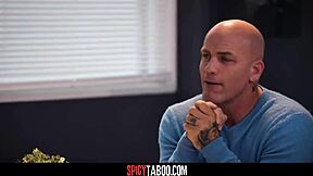 Rozmazlená teenagerka křičí, když ji nevlastní táta tvrdě šuká ve třídě!