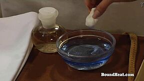 Lesbo-tyttö sidottuna käsiraudoihin saa rangaistuksen piiskauksella